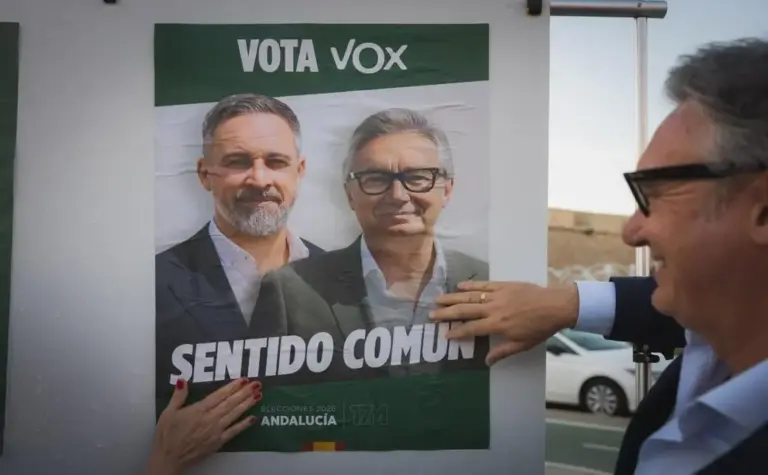 FOTOGRAFÍA. CÁDIZ (ANDALUCÍA) ESPAÑA, 30 DE ABRIL DE 2026. Vota VOX Sentido Común: Abascal y Gavira presiden el cartel oficial del 17M Andalucía. El candidato de VOX a la Presidencia de la Junta de Andalucía, Manuel Gavira Florentino, el primer gaditano que se presenta a las elecciones andaluzas por VOX, participó este jueves a la tradicional pegada de carteles del 17M Elecciones Andalucía que lucían el mensaje "Vota VOX Sentido Común". Lasvocesdelpueblo (Ñ Pueblo)