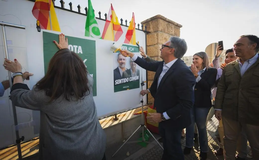 FOTOGRAFÍA. CÁDIZ (ANDALUCÍA) ESPAÑA, 30 DE ABRIL DE 2026. Vota VOX Sentido Común: Abascal y Gavira presiden el cartel oficial del 17M Andalucía. El candidato de VOX a la Presidencia de la Junta de Andalucía, Manuel Gavira Florentino, el primer gaditano que se presenta a las elecciones andaluzas por VOX, participó este jueves a la tradicional pegada de carteles del 17M Elecciones Andalucía que lucían el mensaje "Vota VOX Sentido Común". Lasvocesdelpueblo (Ñ Pueblo)