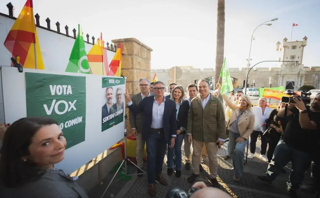 FOTOGRAFÍA. CÁDIZ (ANDALUCÍA) ESPAÑA, 30 DE ABRIL DE 2026. Vota VOX Sentido Común: Abascal y Gavira presiden el cartel oficial del 17M Andalucía. El candidato de VOX a la Presidencia de la Junta de Andalucía, Manuel Gavira Florentino, el primer gaditano que se presenta a las elecciones andaluzas por VOX, participó este jueves a la tradicional pegada de carteles del 17M Elecciones Andalucía que lucían el mensaje "Vota VOX Sentido Común". Lasvocesdelpueblo (Ñ Pueblo)
