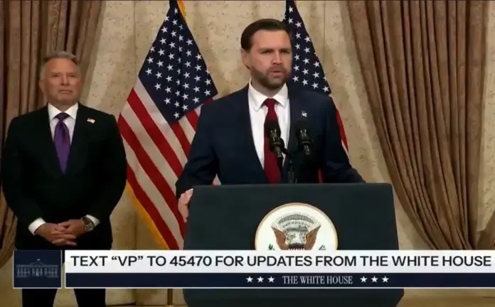 FOTOGRAFÍA. ISLAMABAD (PAKISTÁN), 11 DE ABRIL DE 2026. Vance asegura que Irán ha rechazado la rendición: "volvemos a EEUU". El vicepresidente de los Estados Unidos de América (EEUU), James David Vance (J.D. Vance) (d); junto al Enviado Presidencial Especial para Oriente Medio de la Administración Donald James Trump/james david Vance, Steven Charles Witkoff (i); este sábado en Islamabad (Pakistán), donde negociaron durante 21 horas con los restos del régimen terrorista de Irán sin conseguir la rendición. Lasvocesdelpueblo (Ñ Pueblo) 