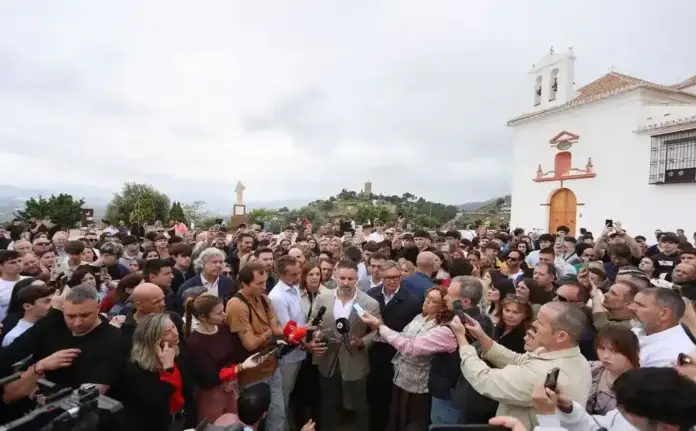 FOTOGRAFÍA. VÉLEZ-MÁLAGA (MÁLAGA) ANDALUCÍA, 25 DE ABRIL DE 2026. Abascal acusa la PP de seguir en Andalucía con el Plan de arrancar olivos para poner placas solares. El presidente de VOX y de Patriots of Europe, Santiago Abascal Conde (c); ha arropado este sábado al candidato de VOX a la Presidencia de al Junta de Andalucía y portavoz del Grupo Parlamentario en el Parlamento andaluz, Manuel Gavira Florentino (c); durante una visita en el Mirador de la Ermita de los Remedios del municipio de Vélez-Málaga, en la provincia de Málaga. Posteriormente, Abascal y Gavira, participarán en un acto público de precampaña en Plaza de la Catedral de Almería (Almería) sobre las 20 horas, recorriendo por carreteras al menos 170 kilómetros (106 millas), es decir, más o menos una hora y cuarenta y cinco minutos a 2 horas en coche, siguiendo principalmente la autovía A-7 en dirección este. Lasvocesdelpueblo (Ñ Pueblo)