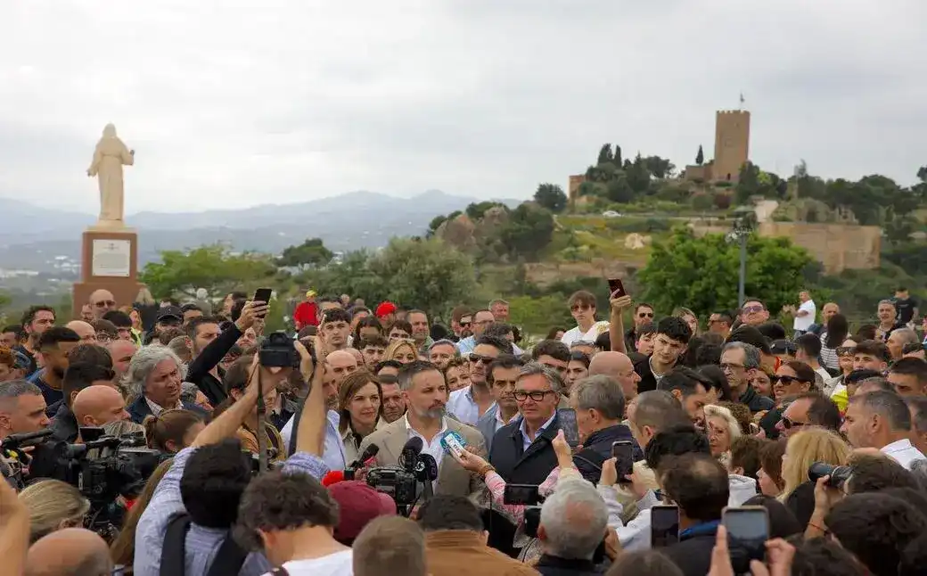 FOTOGRAFÍA. VÉLEZ-MÁLAGA (MÁLAGA) ANDALUCÍA, 25 DE ABRIL DE 2026. Abascal acusa la PP de seguir en Andalucía con el Plan de arrancar olivos para poner placas solares. El presidente de VOX y de Patriots of Europe, Santiago Abascal Conde (c); ha arropado este sábado al candidato de VOX a la Presidencia de al Junta de Andalucía y portavoz del Grupo Parlamentario en el Parlamento andaluz, Manuel Gavira Florentino (c); durante una visita en el Mirador de la Ermita de los Remedios del municipio de Vélez-Málaga, en la provincia de Málaga. Posteriormente, Abascal y Gavira, participarán en un acto público de precampaña en Plaza de la Catedral de Almería (Almería) sobre las 20 horas, recorriendo por carreteras al menos 170 kilómetros (106 millas), es decir, más o menos una hora y cuarenta y cinco minutos a 2 horas en coche, siguiendo principalmente la autovía A-7 en dirección este. Lasvocesdelpueblo (Ñ Pueblo)