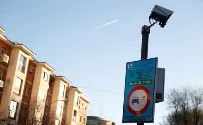 FOTOGRAFÍA. MADRID (REINO DE ESPAÑA), 30 DE SEPTIEMBRE DE 2023. El Tribunal Supremo tumba las ZBE del PP en Madrid gracias a VOX. Detalle de la Zona de Bajas Emisiones (ZBE) de Especial Protección (ZBEDEP) Plaza Elíptica en Madrid restringe el acceso a los vehículos más contaminantes (sin etiqueta, tipo A) para mejorar la calidad del aire. Está activa en el entorno de la A-42, permitiendo la circulación a residentes, etiquetas B, C, ECO y CERO, impuesta por el Gobierno dle Partido Popular (PP) del del alcalde José Luis Martínez-Almeida Navasqüés (José Luis Martínez-Almeida). Efe 
