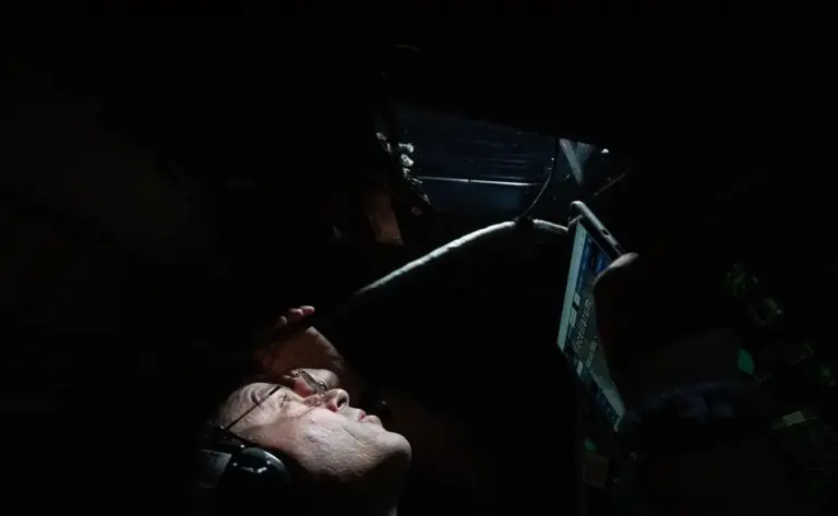 FOTOGRAFÍA. ESPACIO (MÁS ALLÁ DE LA ATMÓSFERA TERRESTRE), 06 DE ABRIL DE 2026. Observación lunar en la nave espacial Orión de Artemis II. El comandante de Artemis II, Reid Wiseman, observa por la ventana de la nave espacial Orión justo al comenzar su primer período de observación lunar del día. Nasa/Lasvocesdelpueblo (Ñ Pueblo)