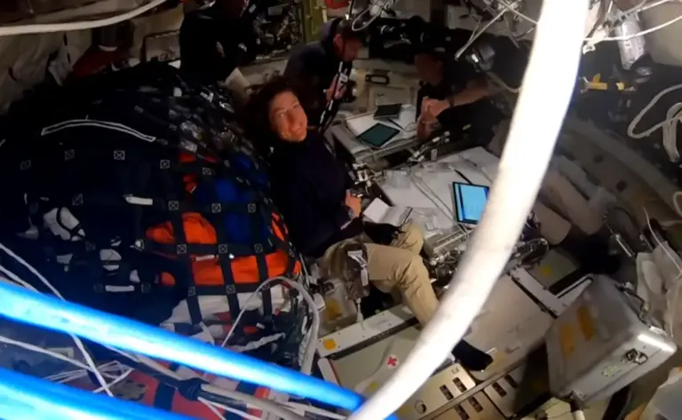 FOTOGRAFÍA. ESPACIO (MÁS ALLÁ DE LA ATMÓSFERA TERRESTRE), 06 DE ABRIL DE 2026. Artemis II recorre 248.655 millas desde la Tierra superando el récord de vuelo espacial tripulado. El lunes 6 de abril de 2026, seis días después del inicio de la misión Artemis II, los astronautas de la NASA Reid Wiseman, Victor Glover y Christina Koch, y el astronauta de la CSA (Agencia Espacial Canadiense) Jeremy Hansen superaron el récord de la mayor distancia alcanzada desde la Tierra en un vuelo espacial tripulado, que anteriormente había sido establecido por la misión Apolo 13 en 1970. Lasvocesdelpueblo (Ñ Pueblo)