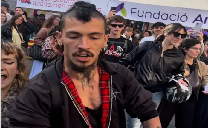 FOTOGRAFÍA. BARCELONA (CATALUÑA) ESPAÑA, 23 DE ABRIL DE 2026. El grupo nazi, autollamado "Antifa (antifascista)" ataca un total de tres carpas informativa de Sant Jordi de VOX en la provincia de Barcelona (Cataluña). Los ataques de estos grupos nazis Antifa contra la libertad se han producido en Sabadell (Comarca del Vallés Occidental), allí participaba el diputado por Barcelona al Parlamento de Cataluña, Manuel Jesús Acosta Elías (Manuel Acosta); en Mataró (Comarca del Maresme), allí presidió el acto político la diputada por Barcelona al Parlamento de Cataluña y presidente del Grupo Municipal en el Ayuntamiento de Mataró, Mónica Lora Cisquer, junto a la concejala Judith Cortés Cortés, entre otros; y la ciudad de Barcelona, allí participaban varios concejales de VOX liderados por la diputada en el Parlamento de Cataluña y portavoz nacional de juventud de VOX, Júlia Calvet Puig. Lasvocesdelpueblo (Ñ Pueblo)