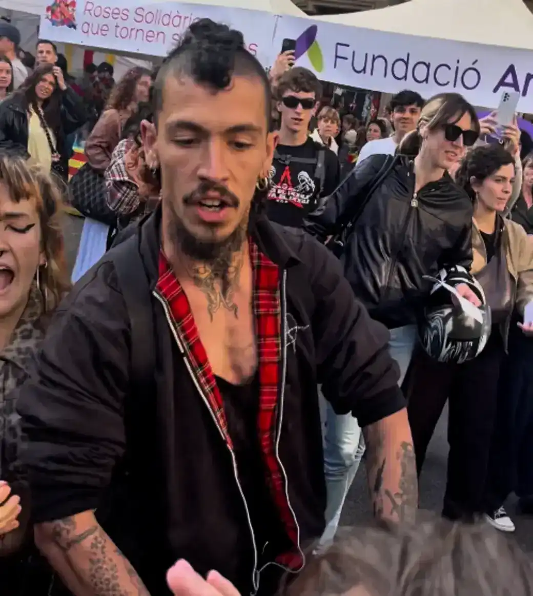 FOTOGRAFÍA. BARCELONA (CATALUÑA) ESPAÑA, 23 DE ABRIL DE 2026. El grupo nazi, autollamado "Antifa (antifascista)" ataca un total de tres carpas informativa de Sant Jordi de VOX en la provincia de Barcelona (Cataluña). Los ataques de estos grupos nazis Antifa contra la libertad se han producido en Sabadell (Comarca del Vallés Occidental), allí participaba el diputado por Barcelona al Parlamento de Cataluña, Manuel Jesús Acosta Elías (Manuel Acosta); en Mataró (Comarca del Maresme), allí presidió el acto político la diputada por Barcelona al Parlamento de Cataluña y presidente del Grupo Municipal en el Ayuntamiento de Mataró, Mónica Lora Cisquer, junto a la concejala Judith Cortés Cortés, entre otros; y la ciudad de Barcelona, allí participaban varios concejales de VOX liderados por la diputada en el Parlamento de Cataluña y portavoz nacional de juventud de VOX, Júlia Calvet Puig. Lasvocesdelpueblo (Ñ Pueblo)