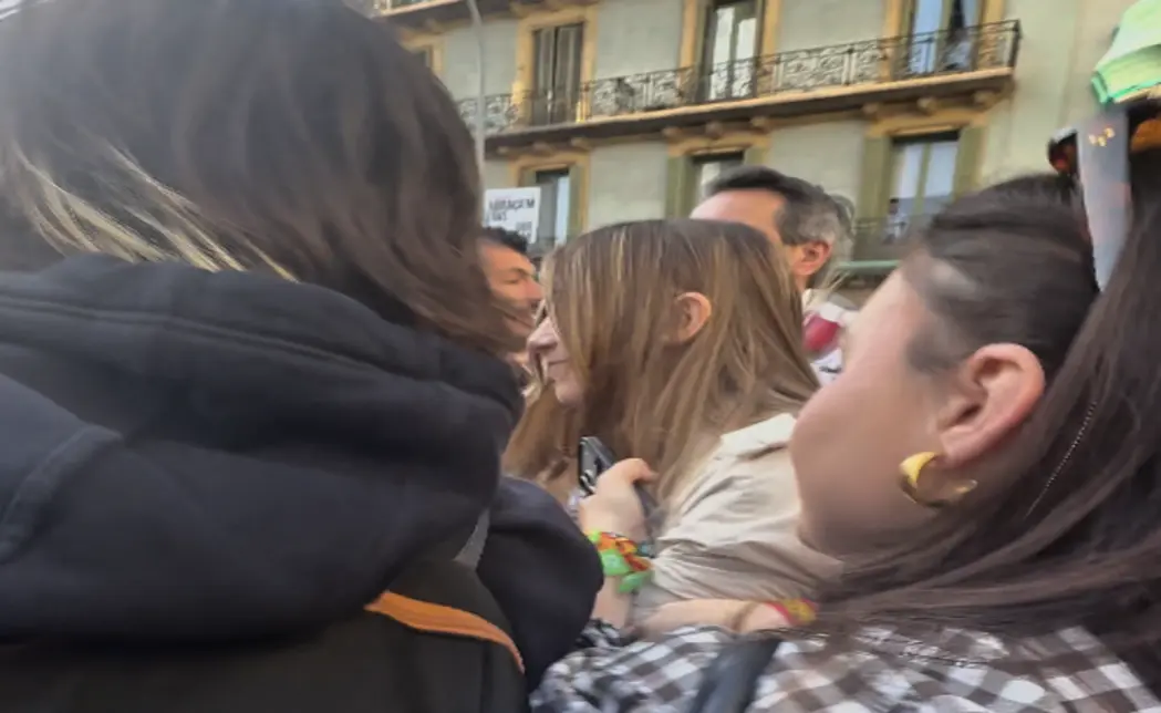 FOTOGRAFÍA. BARCELONA (CATALUÑA) ESPAÑA, 23 DE ABRIL DE 2026. El grupo nazi, autollamado "Antifa (antifascista)" ataca un total de tres carpas informativa de Sant Jordi de VOX en la provincia de Barcelona (Cataluña). Los ataques de estos grupos nazis Antifa contra la libertad se han producido en Sabadell (Comarca del Vallés Occidental), allí participaba el diputado por Barcelona al Parlamento de Cataluña, Manuel Jesús Acosta Elías (Manuel Acosta); en Mataró (Comarca del Maresme), allí presidió el acto político la diputada por Barcelona al Parlamento de Cataluña y presidente del Grupo Municipal en el Ayuntamiento de Mataró, Mónica Lora Cisquer, junto a la concejala Judith Cortés Cortés, entre otros; y la ciudad de Barcelona, allí participaban varios concejales de VOX liderados por la diputada en el Parlamento de Cataluña y portavoz nacional de juventud de VOX, Júlia Calvet Puig. Lasvocesdelpueblo (Ñ Pueblo)