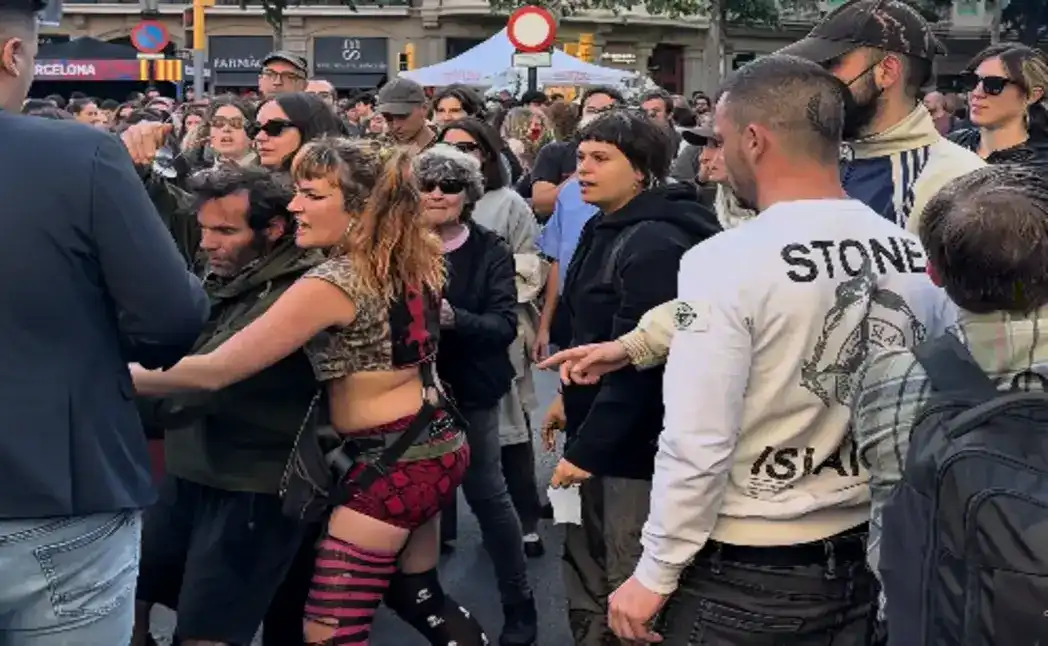 FOTOGRAFÍA. BARCELONA (CATALUÑA) ESPAÑA, 23 DE ABRIL DE 2026. El grupo nazi, autollamado "Antifa (antifascista)" ataca un total de tres carpas informativa de Sant Jordi de VOX en la provincia de Barcelona (Cataluña). Los ataques de estos grupos nazis Antifa contra la libertad se han producido en Sabadell (Comarca del Vallés Occidental), allí participaba el diputado por Barcelona al Parlamento de Cataluña, Manuel Jesús Acosta Elías (Manuel Acosta); en Mataró (Comarca del Maresme), allí presidió el acto político la diputada por Barcelona al Parlamento de Cataluña y presidente del Grupo Municipal en el Ayuntamiento de Mataró, Mónica Lora Cisquer, junto a la concejala Judith Cortés Cortés, entre otros; y la ciudad de Barcelona, allí participaban varios concejales de VOX liderados por la diputada en el Parlamento de Cataluña y portavoz nacional de juventud de VOX, Júlia Calvet Puig. Lasvocesdelpueblo (Ñ Pueblo)