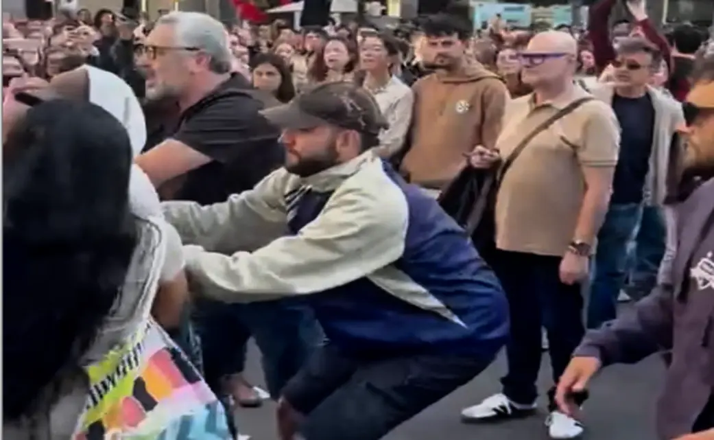FOTOGRAFÍA. BARCELONA (CATALUÑA) ESPAÑA, 23 DE ABRIL DE 2026. El grupo nazi, autollamado "Antifa (antifascista)" ataca un total de tres carpas informativa de Sant Jordi de VOX en la provincia de Barcelona (Cataluña). Los ataques de estos grupos nazis Antifa contra la libertad se han producido en Sabadell (Comarca del Vallés Occidental), allí participaba el diputado por Barcelona al Parlamento de Cataluña, Manuel Jesús Acosta Elías (Manuel Acosta); en Mataró (Comarca del Maresme), allí presidió el acto político la diputada por Barcelona al Parlamento de Cataluña y presidente del Grupo Municipal en el Ayuntamiento de Mataró, Mónica Lora Cisquer, junto a la concejala Judith Cortés Cortés, entre otros; y la ciudad de Barcelona, allí participaban varios concejales de VOX liderados por la diputada en el Parlamento de Cataluña y portavoz nacional de juventud de VOX, Júlia Calvet Puig. Lasvocesdelpueblo (Ñ Pueblo)