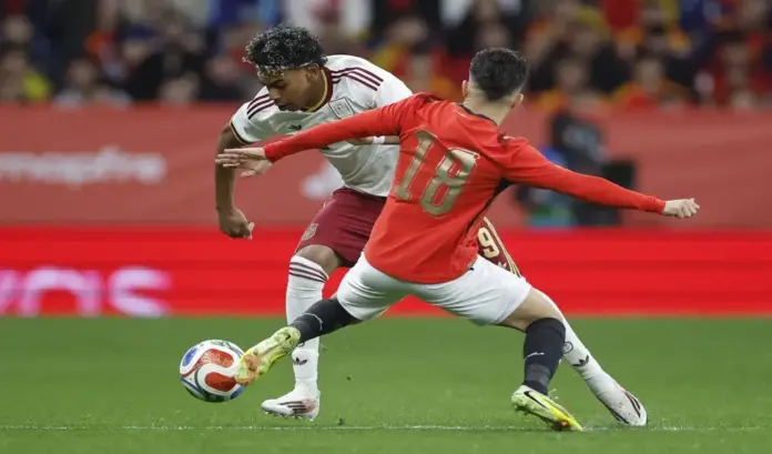 Amistoso España - Egipto en Cornellá de Llobregat FOTOGRAFÍA. CORNELLÁ DE LLOBREGAT) BARCELONA) CATALUÑA (ESPAÑA), 31 DE MARZO DE 2026. El delantero de la selección española Lamine Yamal (i) intenta llevarse el balón ante el jugador de Egipto, Islam Eissa, durante el encuentro amistoso que disputan este martes en el RCD Stadium, en Barcelona. Efe