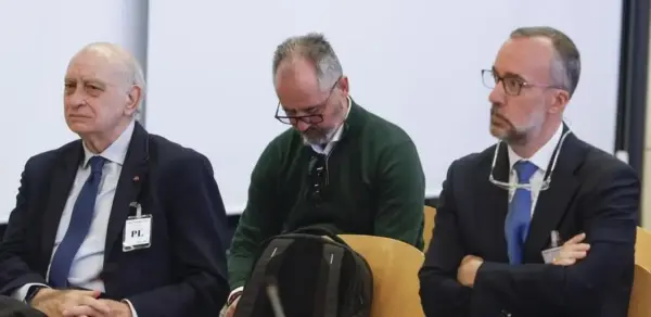 FOTOGRAFÍA. SAN FERNANDO DE HENARES (MADRID) COMUNIDAD DE MADRID) ESPAÑA, 06 DE ABRIL DE 2026. Titulares primera jornada Juicio por la corrupción del PP Caso Kitchen. El exministro del Interior con el PP Jorge Fernández Díaz (i) y su número dos, Francisco Martínez (d), ex secretario de Estado de Seguridad, sentados en el banquillo de la Audiencia Nacional en San Fernando de Henares (Madrid), durante el juicio que comienza este lunes contra los dos y parte de la cúpula policial durante el primer gobierno de Mariano Rajoy, acusados de intervenir en la denominada operación Kitchen, el supuesto espionaje parapolicial al extesorero del PP Luis Bárcenas para conseguir documentos comprometedores para ese partido. Efe