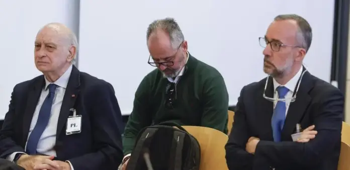 FOTOGRAFÍA. SAN FERNANDO DE HENARES (MADRID) COMUNIDAD DE MADRID) ESPAÑA, 06 DE ABRIL DE 2026. Titulares primera jornada Juicio por la corrupción del PP Caso Kitchen. El exministro del Interior con el PP Jorge Fernández Díaz (i) y su número dos, Francisco Martínez (d), ex secretario de Estado de Seguridad, sentados en el banquillo de la Audiencia Nacional en San Fernando de Henares (Madrid), durante el juicio que comienza este lunes contra los dos y parte de la cúpula policial durante el primer gobierno de Mariano Rajoy, acusados de intervenir en la denominada operación Kitchen, el supuesto espionaje parapolicial al extesorero del PP Luis Bárcenas para conseguir documentos comprometedores para ese partido. Efe