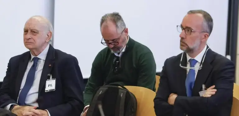 FOTOGRAFÍA. SAN FERNANDO DE HENARES (MADRID) COMUNIDAD DE MADRID) ESPAÑA, 06 DE ABRIL DE 2026. Titulares primera jornada Juicio por la corrupción del PP Caso Kitchen. El exministro del Interior con el PP Jorge Fernández Díaz (i) y su número dos, Francisco Martínez (d), ex secretario de Estado de Seguridad, sentados en el banquillo de la Audiencia Nacional en San Fernando de Henares (Madrid), durante el juicio que comienza este lunes contra los dos y parte de la cúpula policial durante el primer gobierno de Mariano Rajoy, acusados de intervenir en la denominada operación Kitchen, el supuesto espionaje parapolicial al extesorero del PP Luis Bárcenas para conseguir documentos comprometedores para ese partido. Efe
