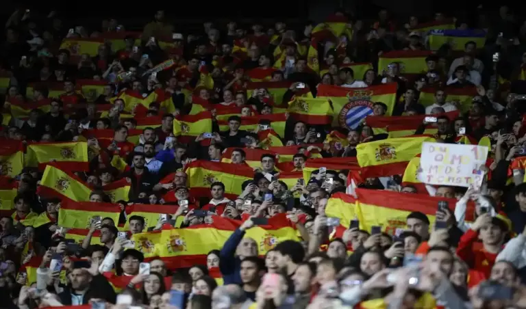 FOTOGRAFÍA. CORNELLÁ DE LLOBREGAT) BARCELONA) CATALUÑA (ESPAÑA), 31 DE MARZO DE 2026. Abascal ve en "Musulmán el que no bote es" una manifestación de identidad. Detalle de aficionados catalanes durante el partido amistoso que las selecciones de España y Egipto disputaron en el RCDE Stadium de Cornellá-El Prat, en Barcelona. Efe