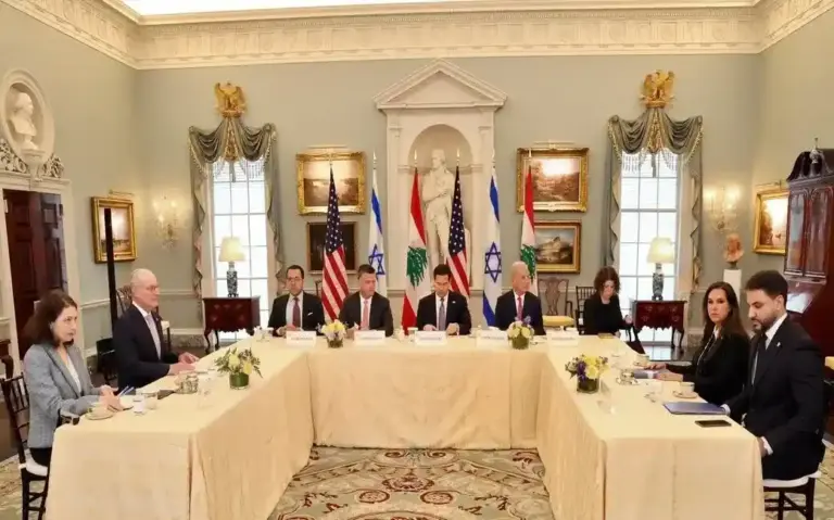 FOTOGRAFÍA. WASHINGTON (ESTADOS UNIDOS DE AMÉRICA), 14 DE ABRIL DE 2026. Washington acogió hoy una histórica reunión sobre la paz entre Israel y el Líbano, con altos representantes de ambos países: La embajadora del Líbano en Estados Unidos, Nada Hamadeh; y el embajador de Israel en Estados Unidos, Yechiel Leiter; un encuentro presidido y mediado por parte del Secretario del Estado de United States of America (USA), Marco Antonio Rubio, mientras el grupo terrorista islamofascista proxy del régimen ayatolá de Irán, el Hezbolá, en guerra contra Israel, como apoyo a su amo de Irán en la Operación Furia Épica-León Rugiente, habría planteado un golpe de estado en Beirut, que Israel frustró. Lasvocesdelpueblo (Ñ Pueblo)