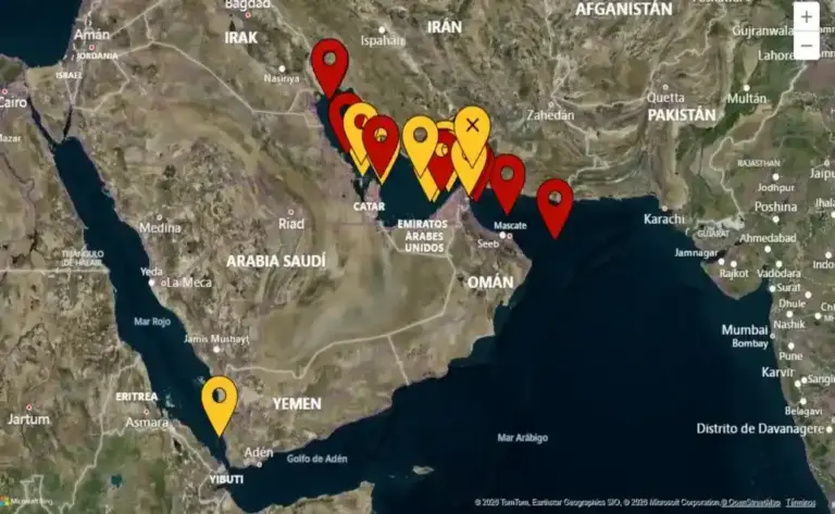 FOTOGRAFÍA. ESTRECHO DE ORMUZ, 13 DE ABRIL DE 2026. El Bloqueo del estrecho Trump a Irán abarca litoral iraní incluidos puertos e infraestructura energética. Detalle de una vista satelital sobre el nuevo estrecho Trump (estrecho de Ormuz) este lunes, Día 1 del bloqueo naval de los Estados Unidos de América al Irán, como respuesta al bloqueo naval de Irán en ese estrecho Trump. Operaciones de Comercio Marítimo del Reino Unido (UKMTO) informa: "Aviso UKMTO n.º 2026. 13 de abril de 2026. Resumen de incidentes totales. Periodo de notificación: del 28 de febrero de 2026 al 13 de abril de 2026, 08:00 UTC. La UKMTO ha recibido 29 informes de incidentes que afectan a buques que operan en el Golfo Pérsico, el Estrecho de Ormuz y el Golfo de Omán. Total de informes de ATAQUE: 17. Total de informes de ACTIVIDAD SOSPECHOSA: 12. Los detalles de estos informes de incidentes están disponibles a continuación". Lasvocesdelpueblo (Ñ Pueblo)