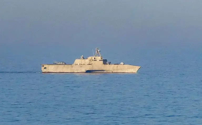 FOTOGRAFÍA. ESTRECHO DE ORMUZ (AGUAS INTERNACIONALES), 18 DE ABRIL DE 2026. El buque de combate litoral USS Canberra (LCS 30) patrulla el mar Arábigo durante el bloqueo de EEUU Desde el inicio del bloqueo, 23 buques han acatado las indicaciones de las fuerzas estadounidenses para dar la vuelta. Las fuerzas estadounidenses están aplicando un bloqueo marítimo contra los buques que entran o salen de los puertos y áreas costeras iraníes. Este sábado es el Día 6 del bloqueo naval de EEUU a Irán como respuesta al bloqueo naval del régimen de los ayatolás. CENTCOM/Lasvocesdelpueblo (Ñ Pueblo)