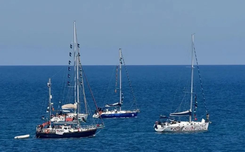 FOTOGRAFÍA. AGUAS DE GRECIA, 29 DE ABRIL DE 2026. Tzáhal intercepta la flotilla de Hamás en Peloponeso y advierte: Están obligados a cambiar su rumbo. Las embarcaciones que participan en la Global Sumud Flotilla (Flotimma Global Sumud) del grupo terrorista islamofascista gazati Hamás ISIS. Efe