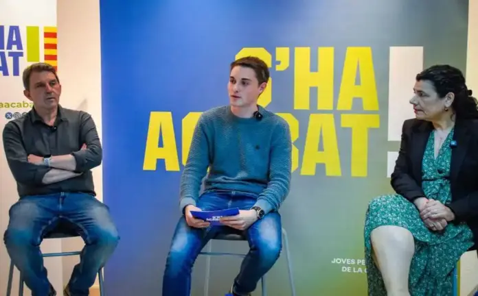 FOTOGRAFÍA. BARCELONA (ESPAÑA), 29 DE ABRIL DE 2026. Ana Losada, presidente de la Asociación por una Escuela Bilingüe (AEB) (d); José Domingo, expresidente de Impulso Ciudadano y actual presidente de la Fundación Impulso y Cooperación (i);. Carlos Caballero, vicepresidente de S’ha Acabat! (c); participan en el coloquio "La sociedad civil frente al supremacismo catalán". Lasvocesdelpueblo (Ñ Pueblo)