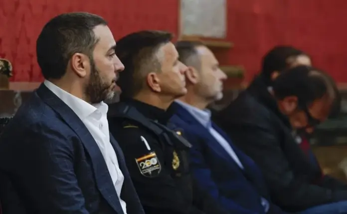 FOTOGRAFÍA. MADRID (ESPAÑA), 29 DE ABRIL DE 2026. Víctor de Aldama en el juicio: Pedro Sánchez está en el escalafón 1 de la banda organizada, Ábalos en el escalafón 2 porque es el que daba y otorgaba. Los procesados por la Justicia española: el empresario comisionista de la trama corrupta del Caso Koldo/Caso Mascarillas en libertad con fianza, Víctor Gonzalo de Aldama Delgado (Víctor de Aldama) (i); el exministro de Transportes y exsecretario de Organización del PSOE, José Luis Ábalos Meco (3 i); y su exasesor y del PSOE , Koldo García Izaguirre  (4 i); en el juicio caso Kold/Caso Mascarillas. Efe