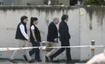 FOTOGRAFÍA. MADRID (ESPAÑA), 27 DE ABRIL DE 2026. El exministro Jorge Fernández Díaz (c), junto a su abogado Jesús Mandri (i), a su llegada este martes a la Audiencia Nacional, donde prosigue el juicio por la operación Kitchen, la supuesta trama parapolicial para espiar al extesorero del PP Luis Bárcenas, en una jornada en la que testifica el coronel de la Guardia Civil y exdirector del gabinete de Coordinación y Estudios del Ministerio del Interior, Diego Pérez de los Cobos, responsable del control de los fondos reservados en el Ministerio del Interior cuando presuntamente se destinaron a ese espionaje. Efe