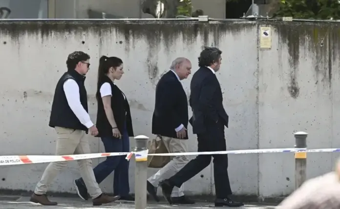 FOTOGRAFÍA. MADRID (ESPAÑA), 27 DE ABRIL DE 2026. El exministro Jorge Fernández Díaz (c), junto a su abogado Jesús Mandri (i), a su llegada este martes a la Audiencia Nacional, donde prosigue el juicio por la operación Kitchen, la supuesta trama parapolicial para espiar al extesorero del PP Luis Bárcenas, en una jornada en la que testifica el coronel de la Guardia Civil y exdirector del gabinete de Coordinación y Estudios del Ministerio del Interior, Diego Pérez de los Cobos, responsable del control de los fondos reservados en el Ministerio del Interior cuando presuntamente se destinaron a ese espionaje. Efe