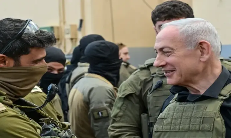 FOTOGRAFÍA. SUR DEL LÍBANO (LÍBANO), 12 DE ABRIL DE 2026. Bibi desde el Líbano: Irán y Eje del Mal vinieron a destruir Israel y ahora luchan por su supervivencia. El primer ministro de Israel, "Bibi" Benjamin Netanyahu (d), visitó hoy el sur del Líbano, acompañado por el ministro de Defensa Israel Katz, el jefe del Estado Mayor de las las Fuerzas de Defensa de Israel (FDI) del Ejército de la Tierra Santa, el Tzáhal, teniente general Eyal Zamir, y el jefe del Comando Norte, mayor general Rafi Milo. Lasvocesdelpueblo (Ñ Pueblo)