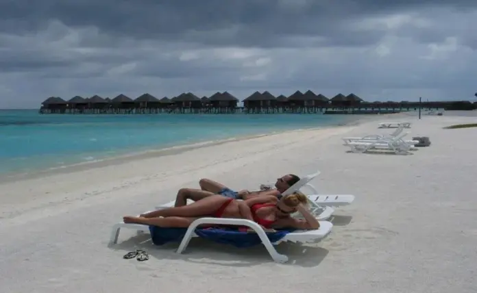 FOTOGRAFÍA. KOODDOO (MALDIVAS), 17 DE 2026. Amputan la pierna a un joven español en Malé tras trágica luna de miel en Kooddoo. Detalle de una playa en las Maldivas. Efe