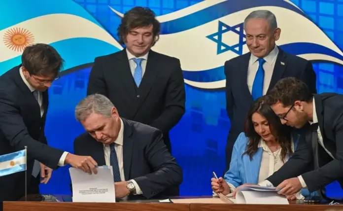 FOTOGRAFÍA. JERUSALÉN (ISRAEL), 19 DE ABRIL DE 2026. El primer ministro del Estado de Israel, "Bibi" Benjamín Netanyahu (segundo plano d), y el presidente de la Republica de Argentina, Javier Gerardo Milei (segundo plano i), han anunciado este domingo en Jerusalén la puesta en marcha de los Acuerdos de Isaac entre ambos países. Lasvocesdelpueblo (Ñ Pueblo)