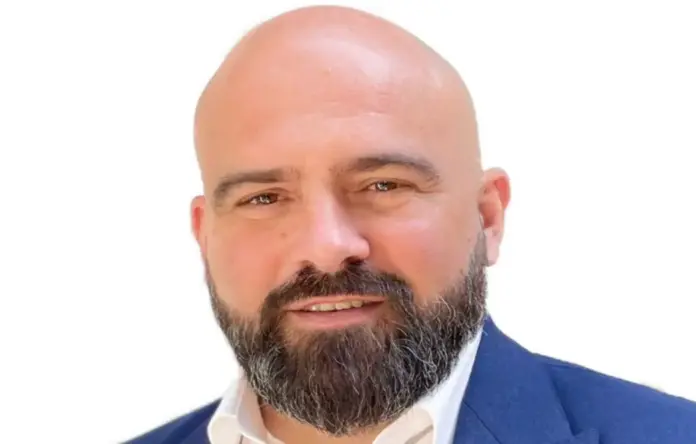 FOTOGRAFÍA. ALCOY (ALICANTE) ESPAÑA, 14 DE ABRIL DE 2026. No rotundo de VOX a la cuestión de confianza de Toni Francés en Alcoy. El portavoz del grupo municipal de VOX en el Ayuntamiento de Alcoy, David Andrés Abad Giner, este martes. Lasvocesdelpueblo (Ñ pueblo)