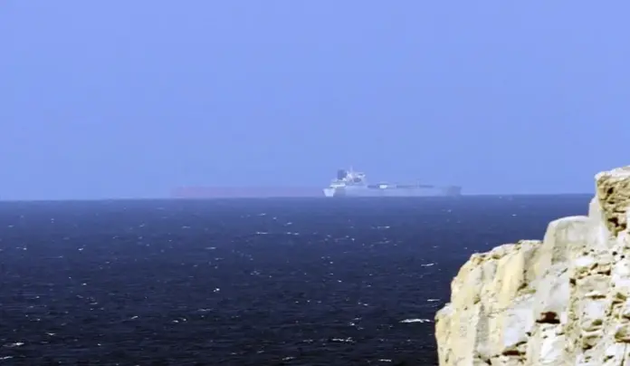 FOTOGRAFÍA. ESTRECHO DE ORMUZ.(AGUAS INTERNACIONALES, AÑO 2025. Starmer va a suplicar a los ayatolás la apertura del estrecho de Ormuz. Detalle de un Petroleros cruzan el Estrecho de Ormuz. Efe