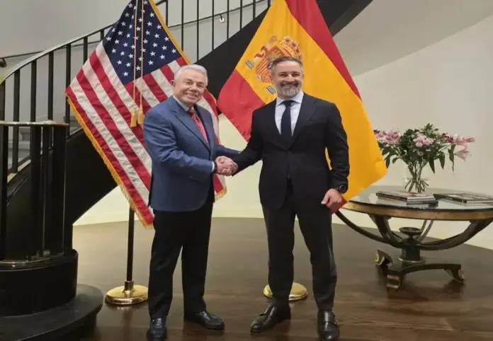 FOTOGRAFÍA. MADRID (ESPAÑA), 22 DE MAYO DE 2026. La mañana de este viernes, el presidente de Patriots of Europe, jefe nacional de filas de VOX y líder opositor español, Santiago Abascal Conde, se ha reunido con el nuevo embajador de Estados Unidos en España, Benjamín León Jr.. Lasvocesdelpueblo (Ñ Pueblo)