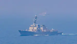 FOTOGRAFÍA. ESTRECHO DE ORMUZ (AGUAS INTERNACIONALES), 07 DE MAYO DE 2026. EEUU elimina amenazas entrantes en el Ormuz y ataca Irán: misiles y drones; mando e inteligencia. Detalle de un buque destructor de la Armada estadounidense manteniendo la seguridad marítima en el estrecho de Ormuz este lunes. Hasta ahora el régimen terrorista controlaba todo el Ormuz mientras EEUU esperaba a las puertas del estrecho con su bloqueo naval a los puertos iraníes. Ahora los marines de EEUU han expulsado a los piratas de los ayatolás con sus lanchas terroristas de todo el Ormuz, y el régimen ha respondido con una fracasada ola de ataque con misiles y drones contra los buques destructores de EEUU. La Armada estadounidense dice que ninguno de los buques fue alcanzado y que EEUU va a permanecer desde ahora en el estrecho de Ormuz. Lasvocesdelpueblo (Ñ Pueblo)