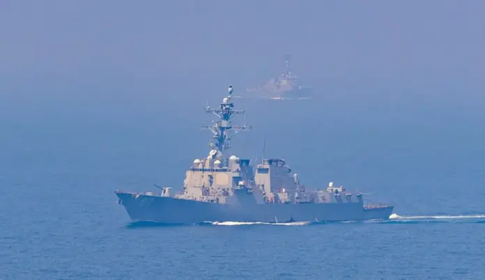 FOTOGRAFÍA. ESTRECHO DE ORMUZ (AGUAS INTERNACIONALES), 07 DE MAYO DE 2026. EEUU elimina amenazas entrantes en el Ormuz y ataca Irán: misiles y drones; mando e inteligencia. Detalle de un buque destructor de la Armada estadounidense manteniendo la seguridad marítima en el estrecho de Ormuz este lunes. Hasta ahora el régimen terrorista controlaba todo el Ormuz mientras EEUU esperaba a las puertas del estrecho con su bloqueo naval a los puertos iraníes. Ahora los marines de EEUU han expulsado a los piratas de los ayatolás con sus lanchas terroristas de todo el Ormuz, y el régimen ha respondido con una fracasada ola de ataque con misiles y drones contra los buques destructores de EEUU. La Armada estadounidense dice que ninguno de los buques fue alcanzado y que EEUU va a permanecer desde ahora en el estrecho de Ormuz. Lasvocesdelpueblo (Ñ Pueblo)