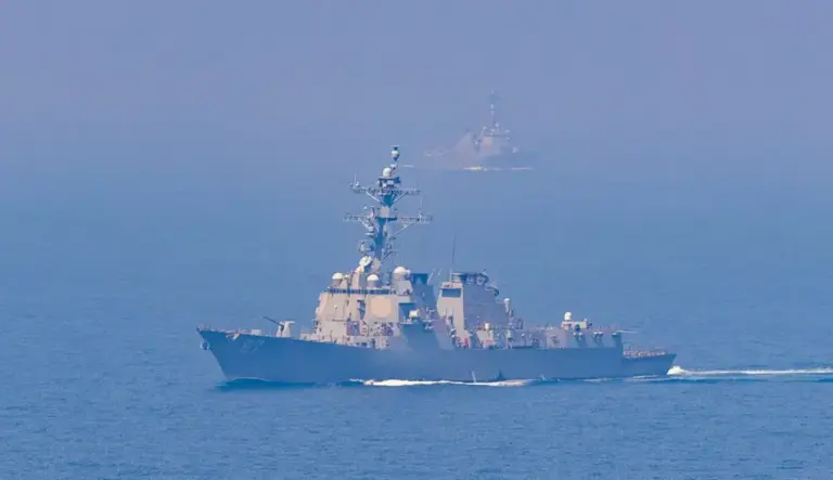 FOTOGRAFÍA. ESTRECHO DE ORMUZ (AGUAS INTERNACIONALES), 07 DE MAYO DE 2026. EEUU elimina amenazas entrantes en el Ormuz y ataca Irán: misiles y drones; mando e inteligencia. Detalle de un buque destructor de la Armada estadounidense manteniendo la seguridad marítima en el estrecho de Ormuz este lunes. Hasta ahora el régimen terrorista controlaba todo el Ormuz mientras EEUU esperaba a las puertas del estrecho con su bloqueo naval a los puertos iraníes. Ahora los marines de EEUU han expulsado a los piratas de los ayatolás con sus lanchas terroristas de todo el Ormuz, y el régimen ha respondido con una fracasada ola de ataque con misiles y drones contra los buques destructores de EEUU. La Armada estadounidense dice que ninguno de los buques fue alcanzado y que EEUU va a permanecer desde ahora en el estrecho de Ormuz. Lasvocesdelpueblo (Ñ Pueblo)