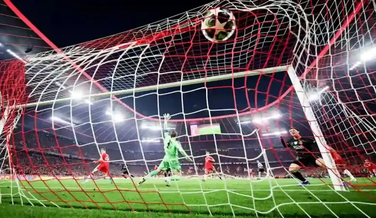 FOTOGRAFÍA. MÚNICH ) ALEMANIA), 06 DE MAYO DE 2026. El vigente campeón PSG acaba con el Bayern Múnich (1-1) y se mete en la final de la Champions. El portero alemán Manuel Neuer no puede evitar el 0-1 durante el partido de vuelta de semfinales de la UEFA Champions League entre Bayern Munich y Paris Saint-German, eni Múnich, Alemania. Efe