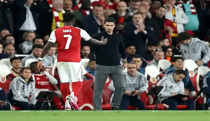 FOTOGRAFÍA. LONDRES (REINO UNIDO), 05 DE MAYO DE 2026. El Arsenal jugará la segunda final de la Champions en sus 140 años de historia. El jugador del Arsenal Bukayo Saka (I) saluda a su entrenador Mikel Arteta al ser sustituido durante el partido de la vuelta de semifinales de la UEFA Champions League que han jugado Arsenal FC y Atletico de Madrid, en Londres, Reino Unido. Efe