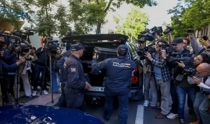 Zapatero, corrupción FOTOGRAFÍA. MADRID (ESPAÑA), 19 DE MAYO DE 2026. Agentes de la Policía Nacional guardan material incautado en un vehículo de la UCO durante el registro a la oficina del expresidente del Gobierno de España y exsecretario general del Partido Socialista PSOE, José Luis Rodríguez Zapatero este martes en Madrid. Efe
