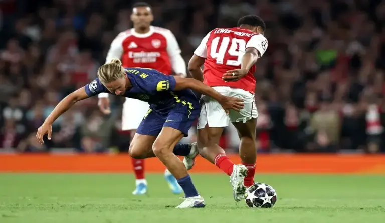 FOTOGRAFÍA. LONDRES (REINO UNIDO), 05 DE MAYO DE 2026. El jugador del Arsenal Myles Lewis-Skelly (d) en acción ante Marcos Llorente, del Atlético, durante el partido de la vuelta de semifinales de la UEFA Champions League que han jugado Arsenal FC y Atletico de Madrid, en Londres, Reino Unido. Efe