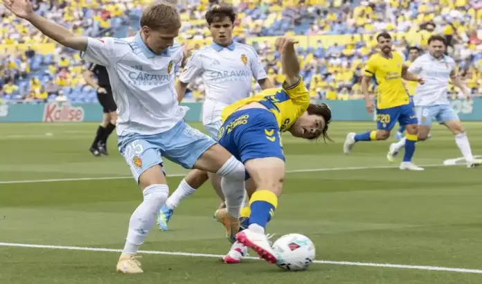 Zaragoza, Las Palmas, segunda división FOTOGRAFÍA. LAS PALMAS DE GRAN CANARIA (ISLAS CANARIAS) ESPAÑA, 24 DE MAYO DE 2026. El Zaragoza consumó el descenso ante Las Palmas 1-1. El jugador de La Unión Deportiva Las Palmas Taisei Miyashiro y el jugador del Real Zaragoza Nikola Cumic, durante el partido de la jornada 41 de la Liga Hypermotion, este domingo en el Estadio de Gran Canaria.- Efe