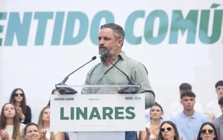 FOTOGRAFÍA. LINARES (JAÉN) ANDALUCÍA (ESPAÑA), 09 DE MAYO DE 2026. A petición de VOX el TC estudia la suspensión de la regularización masiva de Inmigrantes. El presidente de VOX, Santiago Abascal Conde, ha participado este sábado en un acto en Linares (Jaén) junto al candidato de VOX a la Presidencia de la Junta de Andalucía, Manuel Gavira Florentino, más de 2.000 personas estuvieron presentes para escuchar el mensaje político de VOX, según datos d ela organización a Lasvocesdelpueblo. Lasvocesdlepueblo (Ñ Pueblo)