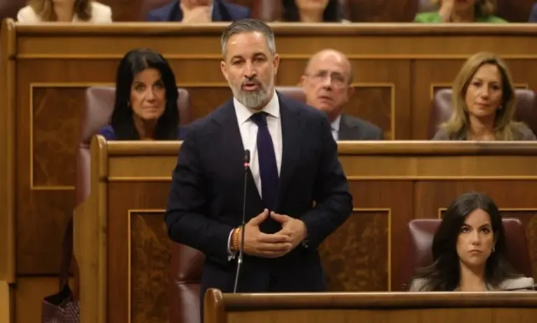 FOTOGRAFÍA. MADRID (ESPAÑA), 20 DE MAYO DE 2026. Abascal no sabe si Pedro Sánchez es socio o jefe de la organización criminal de Zapatero. El presidente de VOX, Santiago Abascal Conde, registrado este miércoles durante una sesión de control al Gobierno en el Congreso de los Diputados. Lasvocesdelpueblo (Ñ Pueblo)