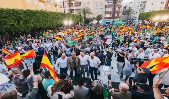 Abascal, Garivira, El Ejido, Almería, Elecciones Andalucía 2026, 17M (1) FOTOGRAFÍA. EL EJIDO (ALMERÍA) ESPAÑA, 14 DE MAYO DE 2026. El presidente de VOX y de Patriots of Europe, Santiago Abascal Conde (2 d); junto al candidato de VOX a la Presidencia de la Junta de Andalucía, Manuel Gavira Florentino (2 i); ha clausurado este jueves un acto de campaña electoral del 17M Elecciones Andalucía 2026 en El Ejido (Almería). Lasvocesdelpueblo (Ñ Pueblo)