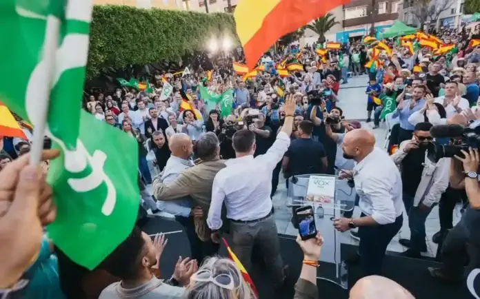 FOTOGRAFÍA. EL EJIDO (ALMERÍA) ESPAÑA, 14 DE MAYO DE 2026. El presidente de VOX y de Patriots of Europe, Santiago Abascal Conde (2 d); junto al candidato de VOX a la Presidencia de la Junta de Andalucía, Manuel Gavira Florentino (2 i); ha clausurado este jueves un acto de campaña electoral del 17M Elecciones Andalucía 2026 en El Ejido (Almería). Lasvocesdelpueblo (Ñ Pueblo)