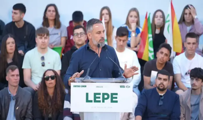 FOTOGRAFÍA. LEPE (HUELVA) ANDALUCÍA (ESPAÑA), 13 DE MAYO DE 2026. El presidente de VOX, Santiago Abascal Conde; y el candidato de la formación verde a la Presidencia d ela Junta de Andalucía para el 17M Elecciones Andalucía 2026, Manuel Gavira Florentino; participaron este miércoles en un mitin de campaña electoral en Lepe; otra demostración de fuerza de un Bambú 12 que ha vuelto a celebrar un acto multitudinario en esta campaña electoral andaluza. Lasvocesdelpueblo (Ñ Pueblo)