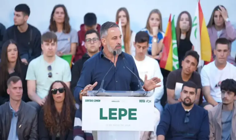 FOTOGRAFÍA. LEPE (HUELVA) ANDALUCÍA (ESPAÑA), 13 DE MAYO DE 2026. El presidente de VOX, Santiago Abascal Conde; y el candidato de la formación verde a la Presidencia d ela Junta de Andalucía para el 17M Elecciones Andalucía 2026, Manuel Gavira Florentino; participaron este miércoles en un mitin de campaña electoral en Lepe; otra demostración de fuerza de un Bambú 12 que ha vuelto a celebrar un acto multitudinario en esta campaña electoral andaluza. Lasvocesdelpueblo (Ñ Pueblo)
