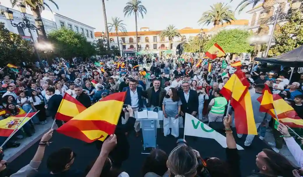 FOTOGRAFÍA. LEPE (HUELVA) ANDALUCÍA (ESPAÑA), 13 DE MAYO DE 2026. El presidente de VOX, Santiago Abascal Conde; y el candidato de la formación verde a la Presidencia d ela Junta de Andalucía para el 17M Elecciones Andalucía 2026, Manuel Gavira Florentino; participaron este miércoles en un mitin de campaña electoral en Lepe; otra demostración de fuerza de un Bambú 12 que ha vuelto a celebrar un acto multitudinario en esta campaña electoral andaluza. Lasvocesdelpueblo (Ñ Pueblo)