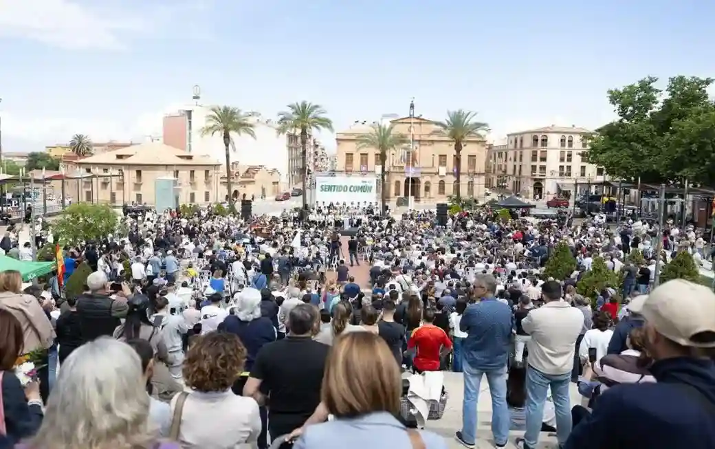 FOTOGRAFÍA. LINARES (JAÉN) ANDALUCÍA (ESPAÑA), 09 DE MAYO DE 2026. El presidente de VOX, Santiago Abascal Conde, ha participado este sábado en un acto en Linares (Jaén) junto al candidato de VOX a la Presidencia de la Junta de Andalucía, Manuel Gavira Florentino, más de 2.000 personas estuvieron presentes para escuchar el mensaje político de VOX, según datos d ela organización a Lasvocesdelpueblo. Lasvocesdlepueblo (Ñ Pueblo)