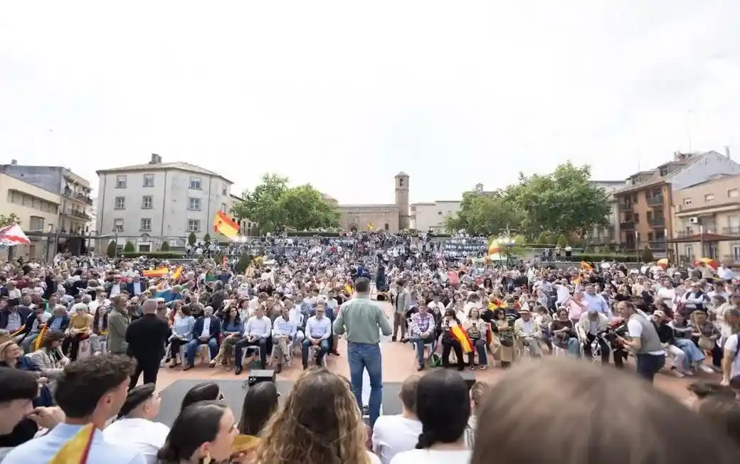 FOTOGRAFÍA. LINARES (JAÉN) ANDALUCÍA (ESPAÑA), 09 D EMAYO DE 2026. El presidente de VOX, Santiago Abascal Conde, ha participado este sábado en un acto en Linares (Jaén) junto al candidato de VOX a la Presidencia de la Junta de Andalucía, Manuel Gavira Florentino, más de 2.000 personas estuvieron presentes para escuchar el mensaje político de VOX, según datos d ela organización a Lasvocesdelpueblo. Lasvocesdlepueblo (Ñ Pueblo)